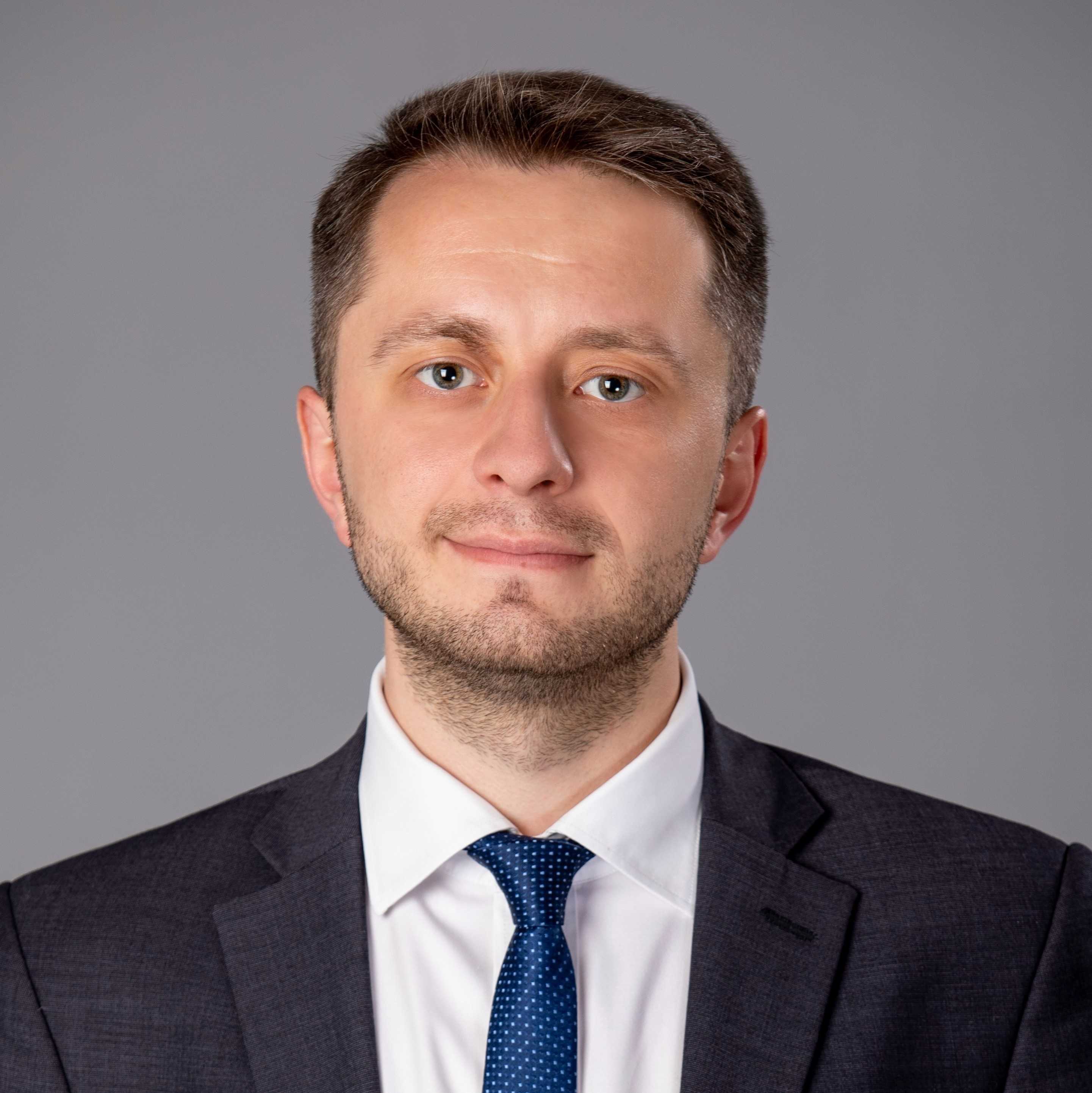 Самостоятельный человек это человек способный справиться с жизненными проблемами принимать решения и действовать независимо Такой человек не