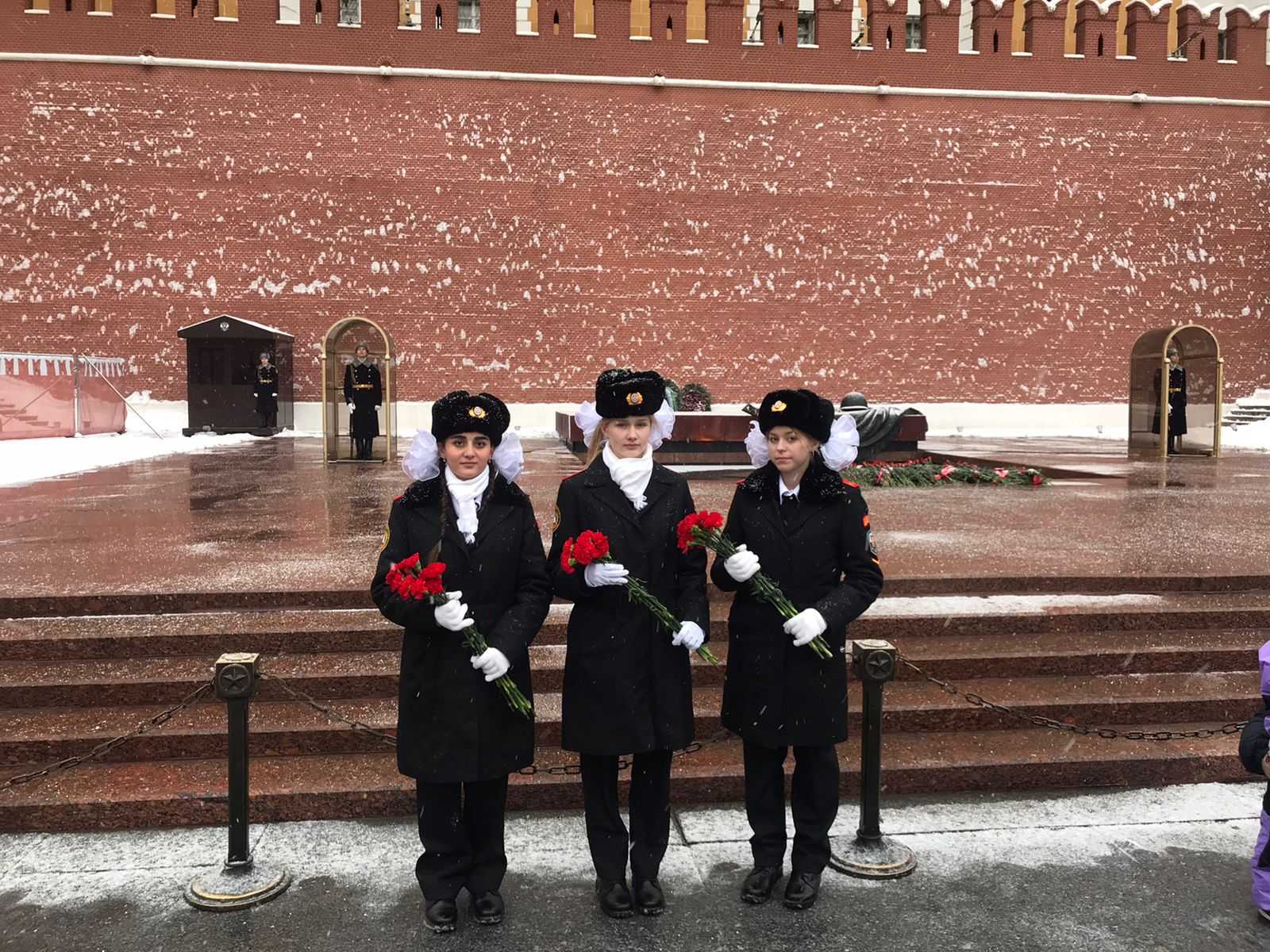Во сколько смена караула у вечного огня в москве происходит?