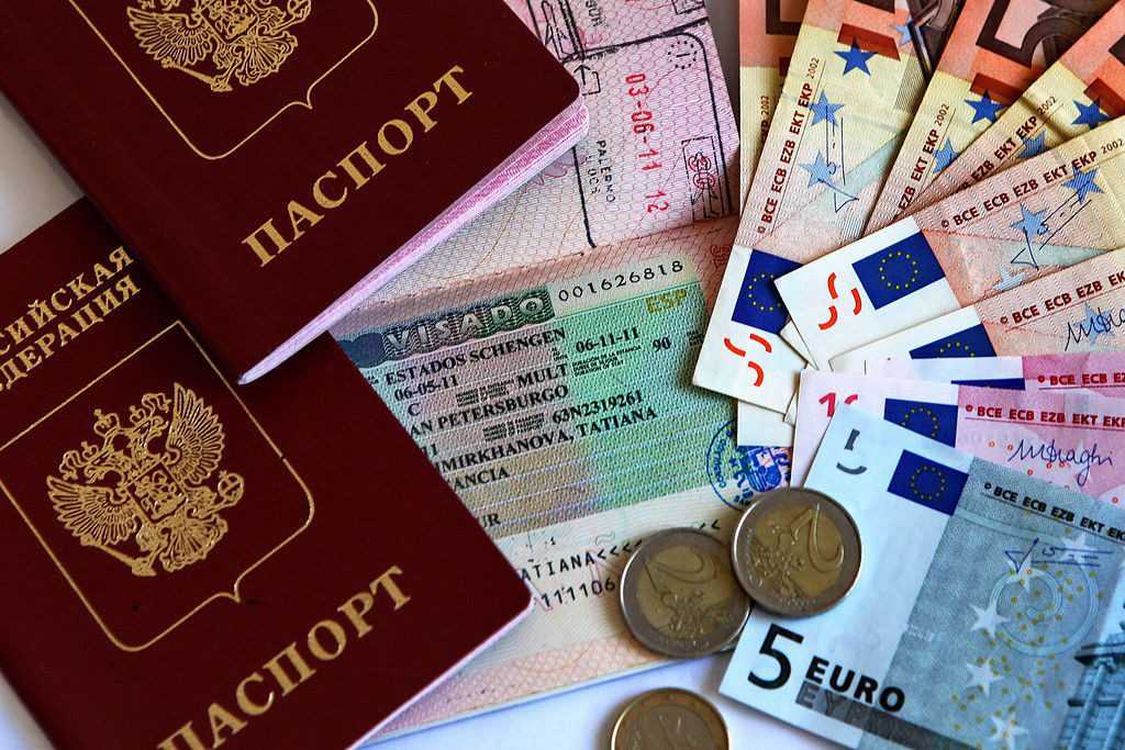 Отвечаем на вопрос: является ли загранпаспорт удостоверением личности на территории рф