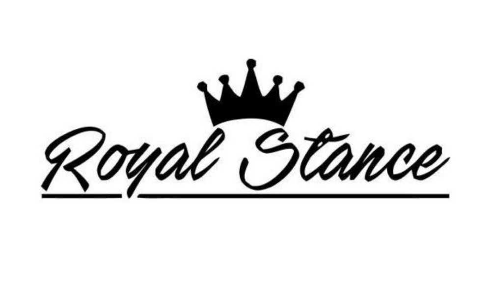 Наклейка Royal stance стала популярной в последнее время и можно увидеть ее на многих автомобилях Она имеет свою символику и является частью культуры