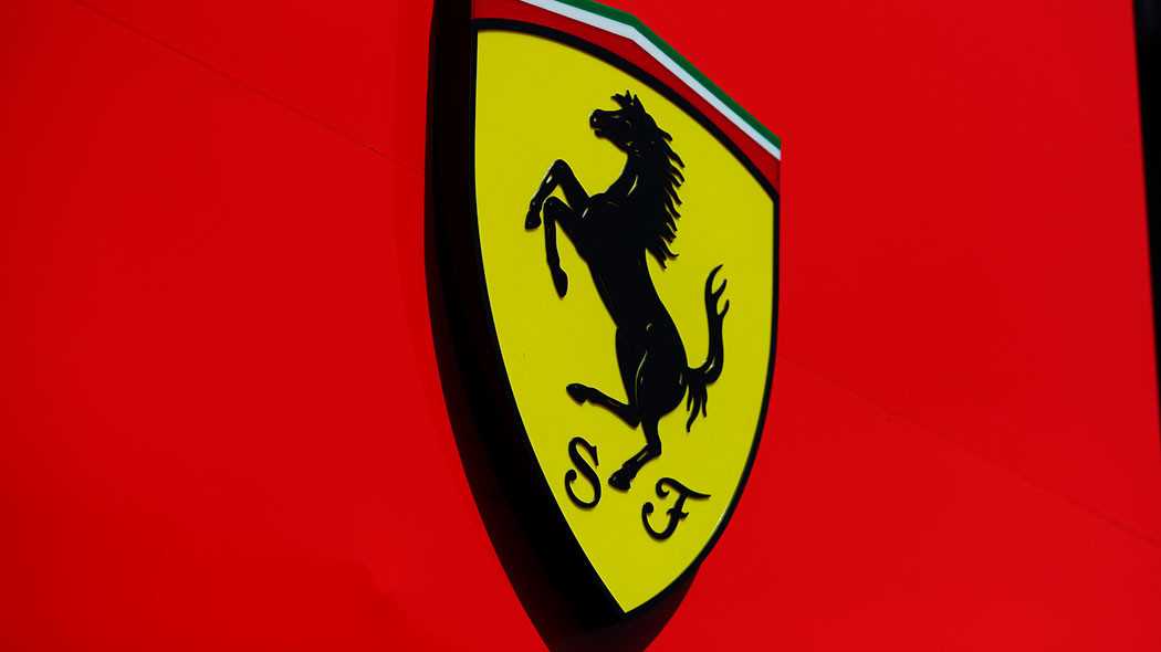 Почему ferrari выбрала красный цвет?