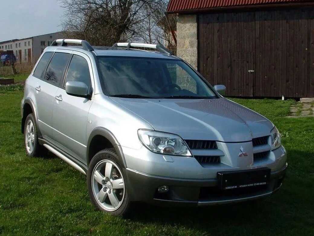 Марка Mitsubishi известна своими надежными и универсальными автомобилями поэтому неудивительно что Аутлендер стал одной из самых популярных моделей в